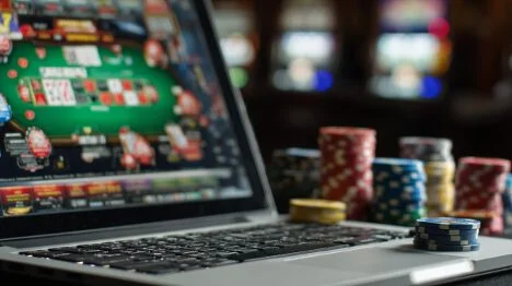 Painel de recompensas diárias com missões, streaks e cofres desbloqueáveis